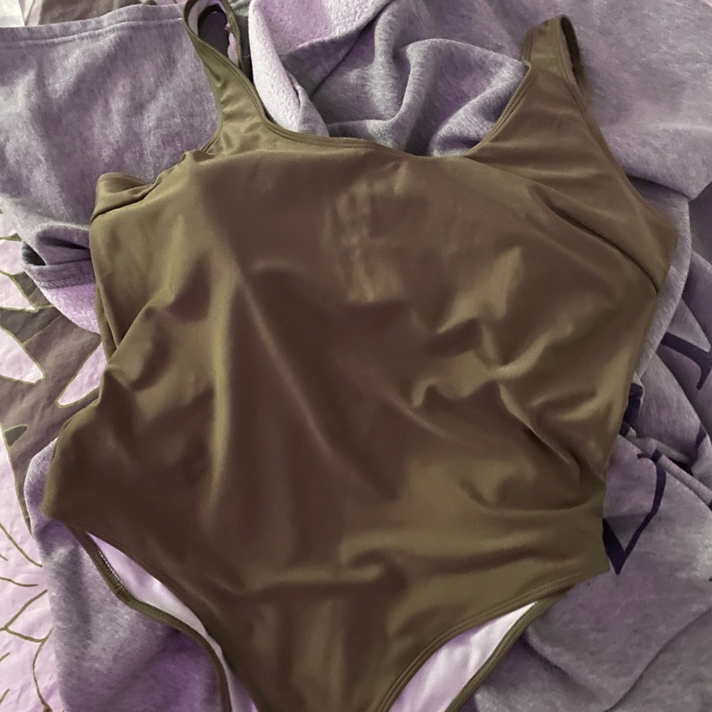 New bodysuit never worn! fits M/L Perfectly
